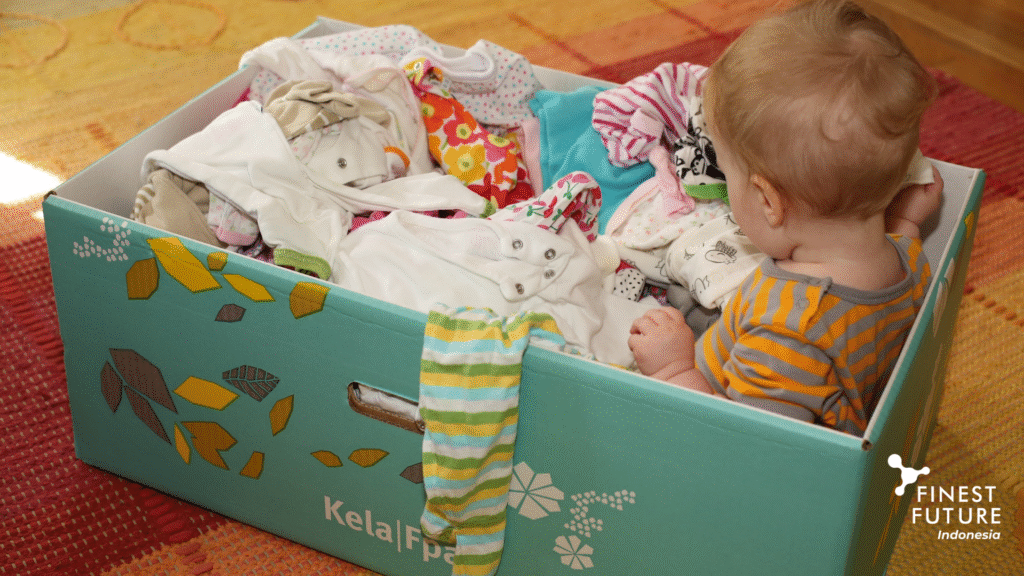bayi tidur di kotak di Finlandia